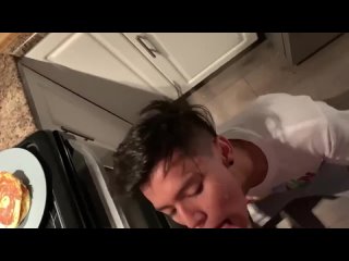 [hard gay porn] sucking while cooking